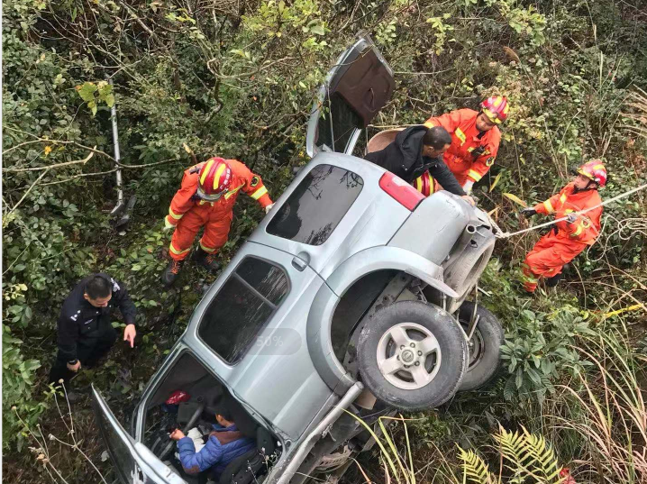 小车失控冲下山坡 3人被困|交通事故_新浪新闻