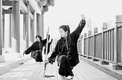 河北省邢台市襄都区襄都湖公园，市民在练习太极剑。新华社发