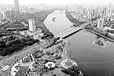 广西南宁市南湖及周边城市绿化景观。新华社发