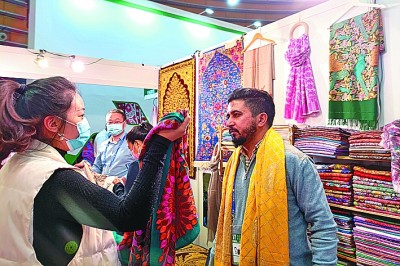 观众与参展商讨价还价。本报记者卢重光摄/光明图片