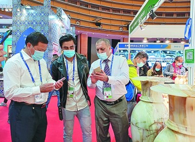 巴基斯坦参展商向观众推销产品。本报记者卢重光摄/光明图片