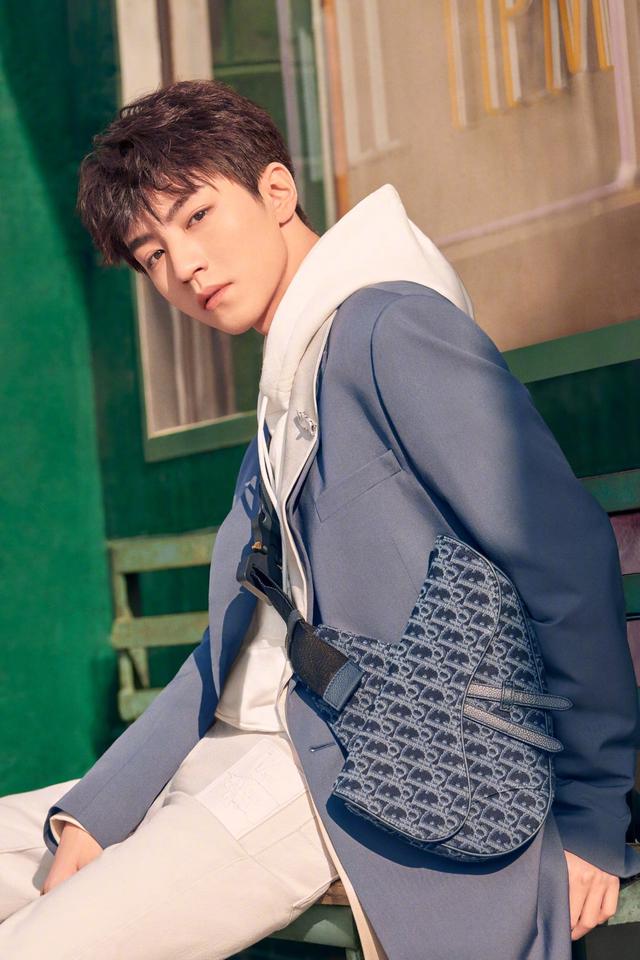 王俊凯dior大使宣传片西装外套内搭卫衣尽显摩登少年型格魅力