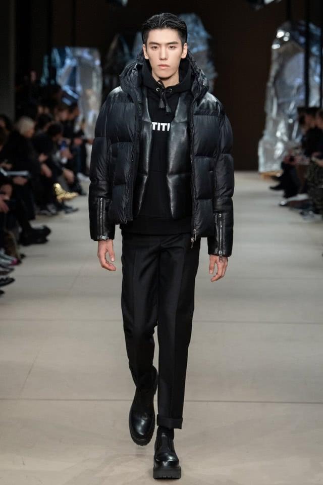 王子异亮相米兰时装周王子异男模范儿十足王子异台步自如气场全开这是