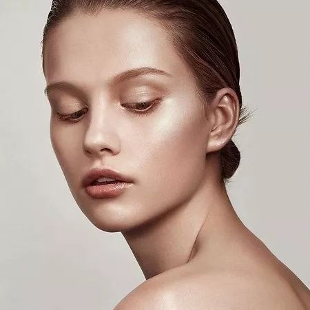 颧骨,嘴角的高低也不同,这些细微的问题会随着年龄的增长变得更为严重