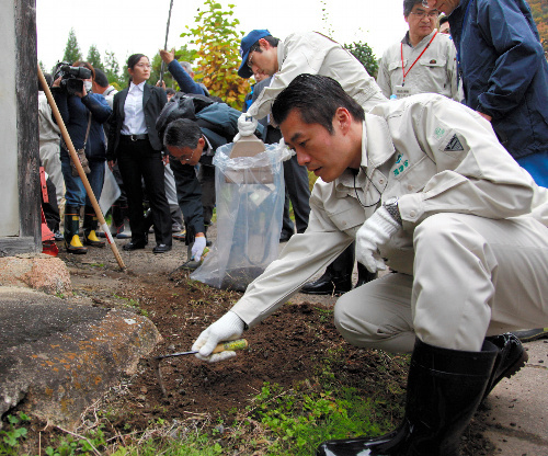 2011年在福岛视察的细野(朝日新闻社)