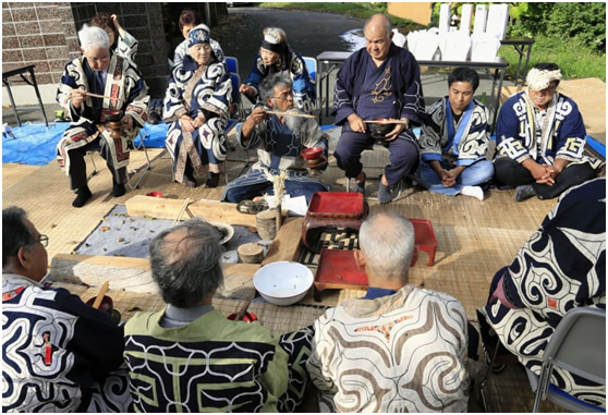 2019年10月5日，正在举行传统仪式的北海道阿伊努人(图源：日本共同社)