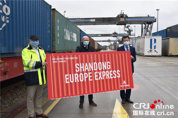 马特恩（左）2020年4月30日在汉堡港货运场站与中国驻汉堡总领事杜晓晖、汉堡市经济部长韦斯特哈格曼共同迎接首趟济南至德国汉堡中欧班列的抵达（图片由汉堡港营销协会提供）