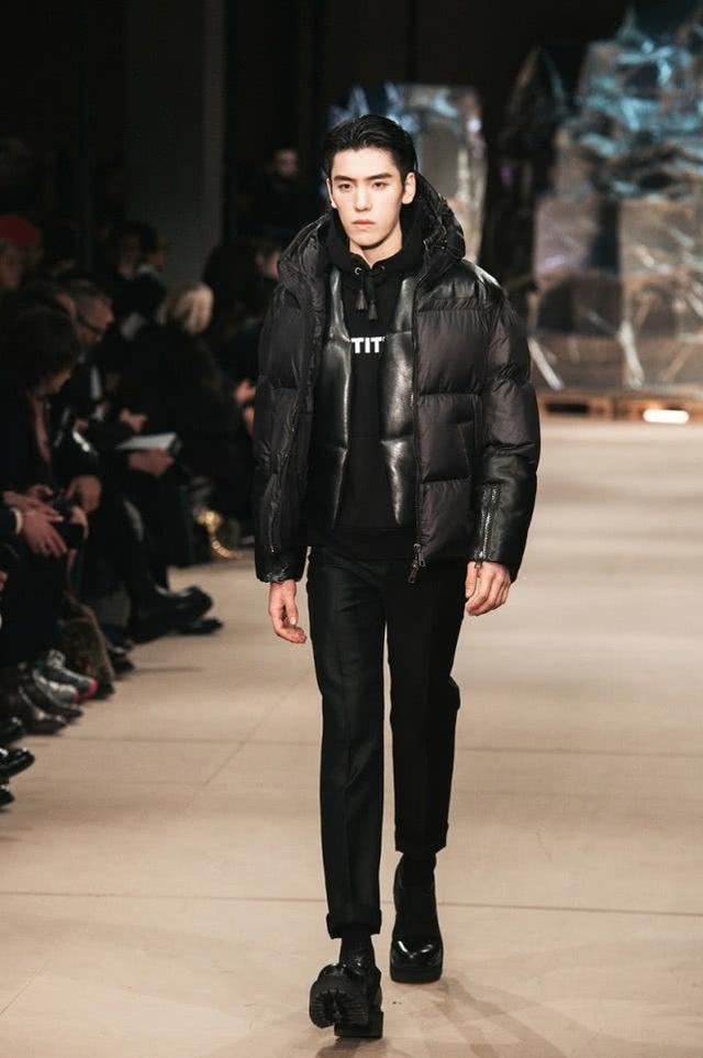 王子异米兰时装周走秀台步自如气场全开