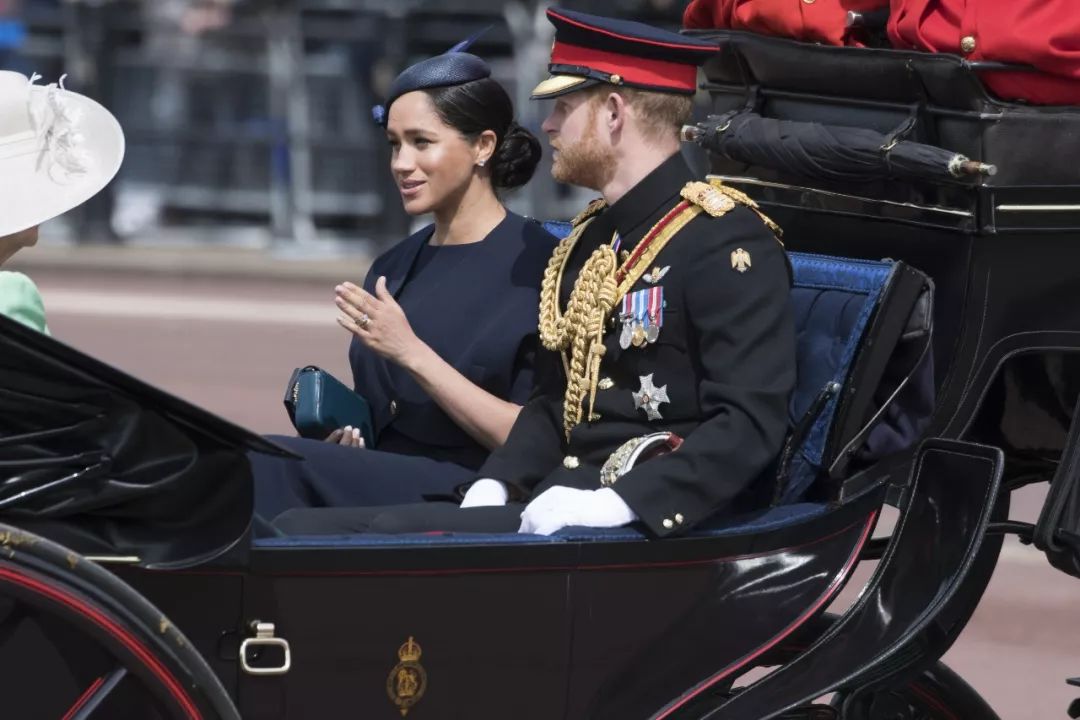 ▲资料图片：2019年6月8日，在英国伦敦，英国哈里王子与妻子梅根乘马车离开白金汉宫。（新华社发）