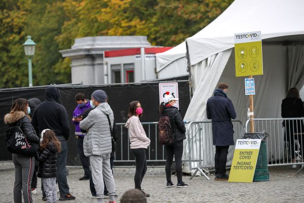 受新一轮新冠疫情困扰 欧洲多国考虑“全民检测”