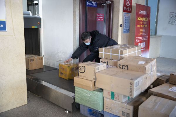 港媒报道：“双十一”购物节开局火爆