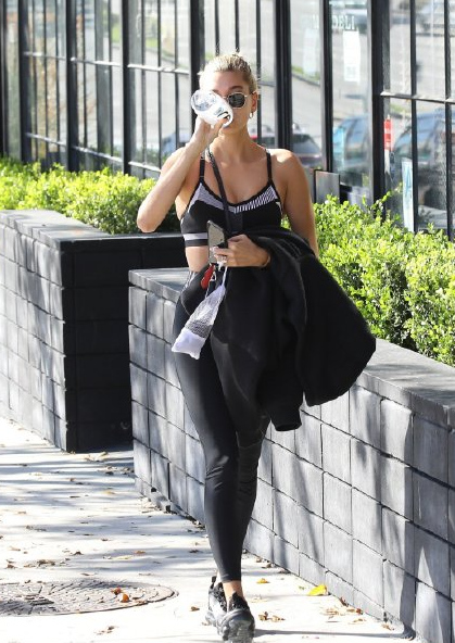 比伯娇妻海莉只穿运动内衣出门,无惧镜头大秀性感曲线