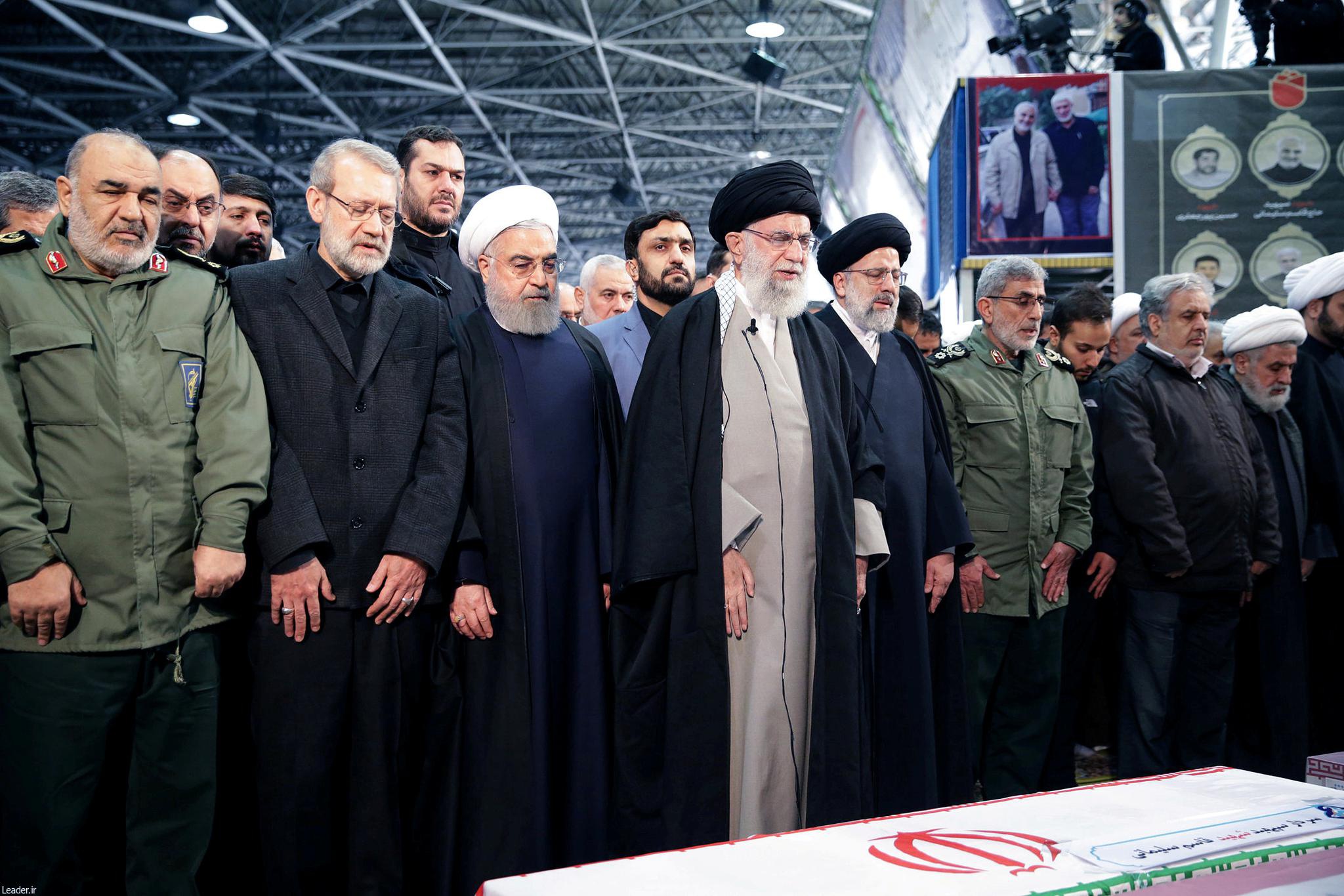 ▲ 1月6日，在德黑兰，伊朗最高领袖哈梅内伊（中）参加苏莱曼尼的葬礼。| 新华社