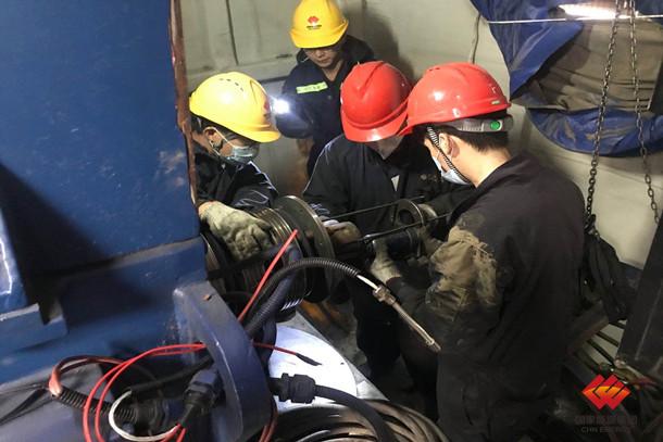 图为该公司员工对风机进行发电机精维护