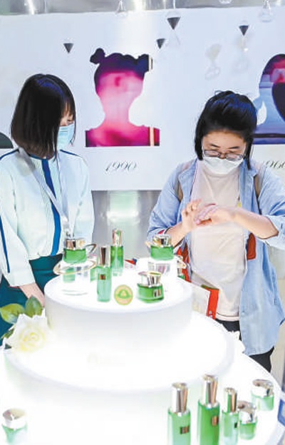 消费者在百雀羚柜台挑选、试用产品。人民视觉