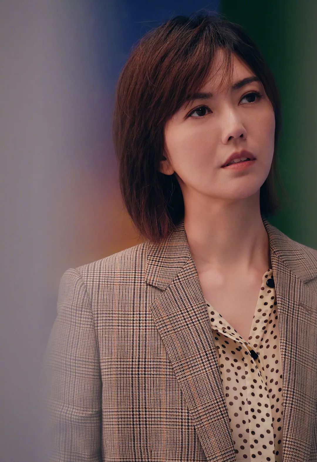 孙燕姿在2000年签约华纳,才有了后来成名之作《天黑黑》.