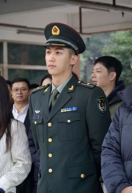 警察,气宇轩昂的硬汉形象深入人心,有不少网友调侃他"穿了半永久军装"