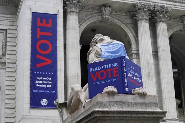  ▲当地时间11月2日，美国纽约公立图书馆外的鼓励投票广告。图据新华社