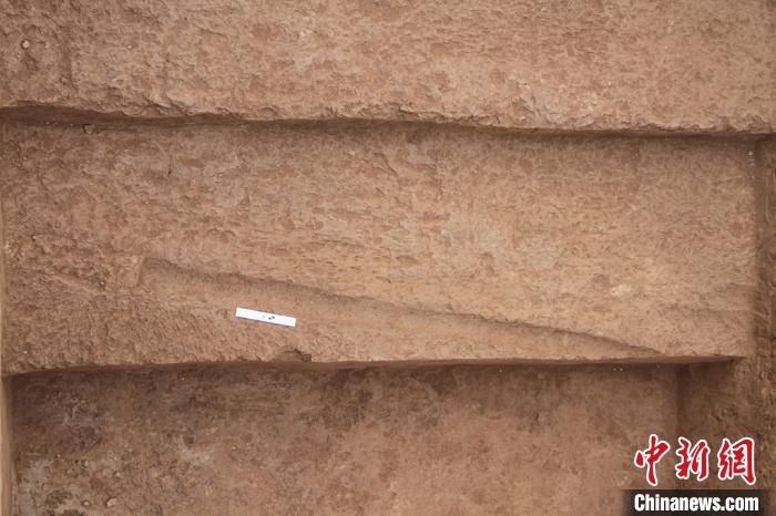 下层道路的车辙痕迹(陕西省考古研究院供图)