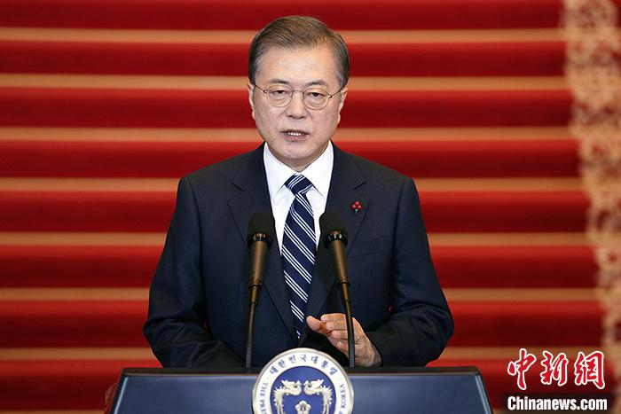 1月7日,韩国总统文在寅在首尔发表新年致辞称,将力促韩中关系发展,推动韩朝合作,为重启朝美对话而努力。 青瓦台供图