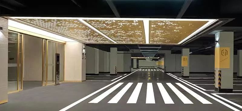 这是重庆印江州的四重精装大堂的车库