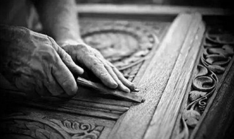 原来,这木框的木材是早已绝种的库拉树,木框之所以会有淡淡香气也是