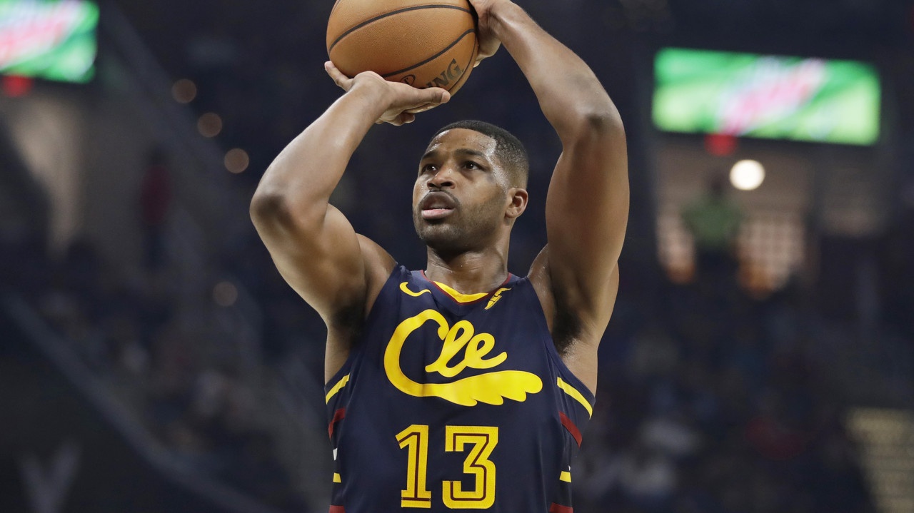 金卡戴珊现场观看湖人队比赛起身嘘骑士队汤普森