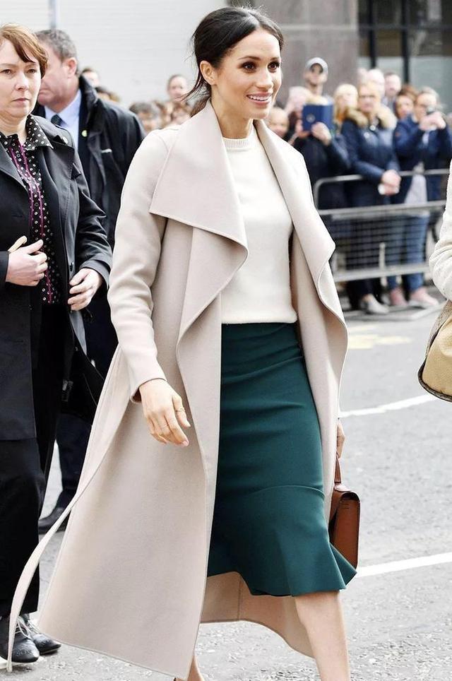 梅根王妃终于瘦了,穿驼色大衣内搭高领打底衫,高级贵妇感太真实