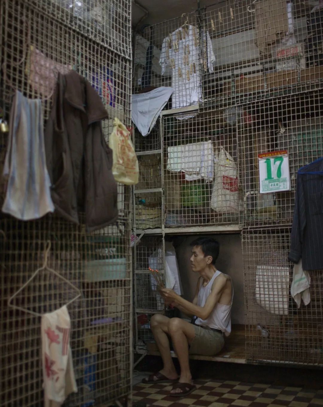 香港超小"棺材房"开售超240万!