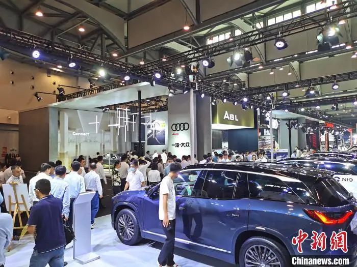 市民在车展参观了解新能源车。 谷华 摄