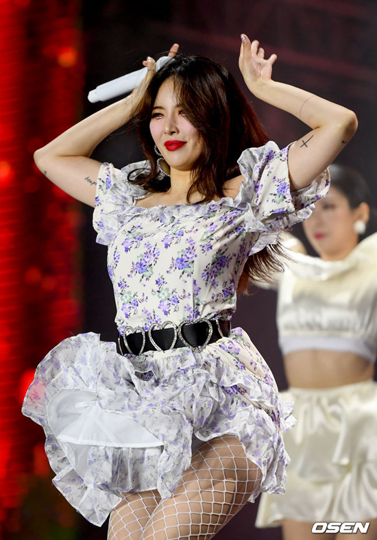 "性感小野马"泫雅新造型魅力爆发 白色碎花裙亮相越南舞台【组图】