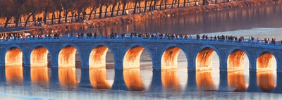 2019年12月12日，北京，颐和园网红景观十七孔桥又现“金光穿洞”美景。龚文豹摄（人民视觉）