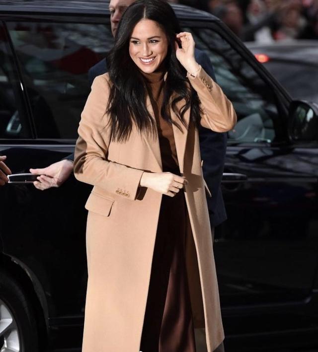 梅根王妃终于瘦了,穿驼色大衣内搭高领打底衫,高级贵妇感太真实