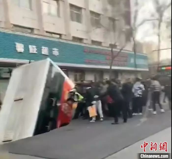 图为事故现场。朋友圈截图(中新网)