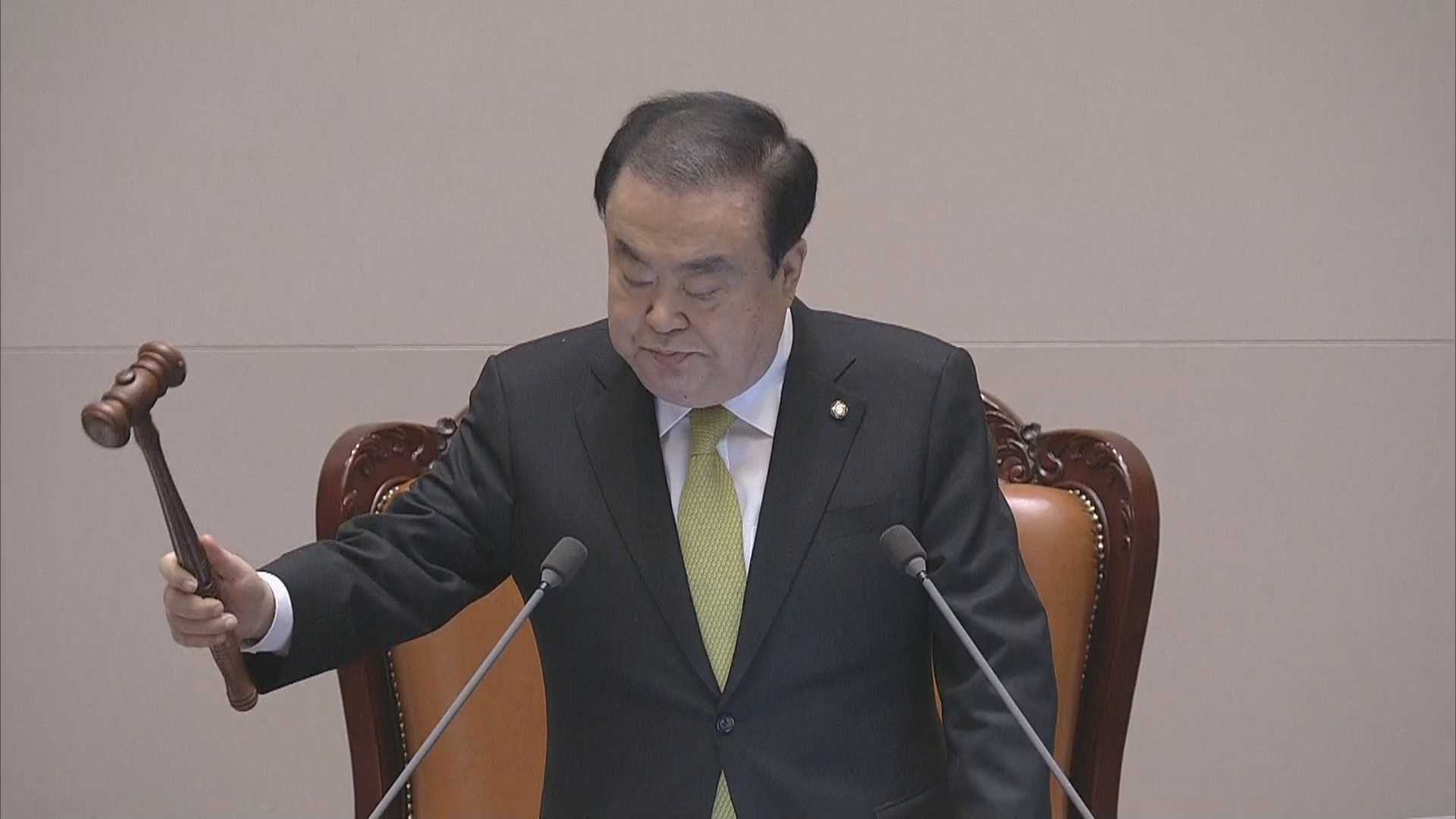 13日，韩国国会议长宣布法案通过（纽西斯通讯社）