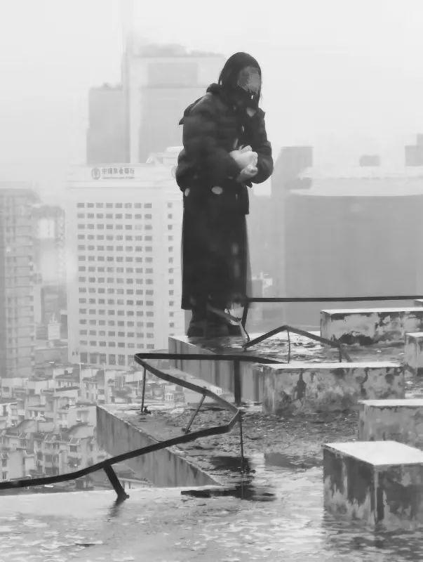 "把我当作你爸爸,我很心疼你啊!"26楼边缘哭泣的姑娘听完.