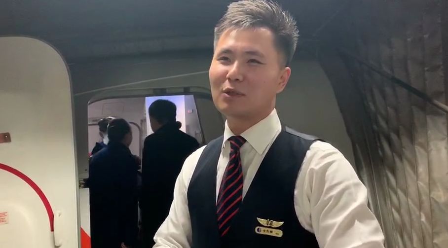 【温暖】18岁大学生飞机突发疾病,乘务长跪地30多分钟施救陪护
