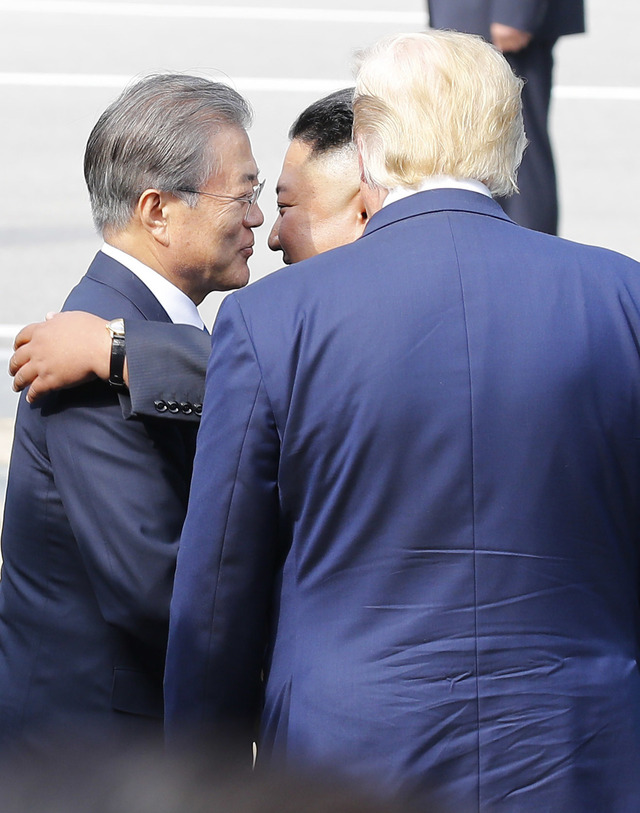 2019年6月30日，朝韩领导人在板门店见面后相互拥抱。（韩联社TV）