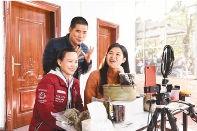 2019年12月4日，广西钦州市灵山县的农民网红甘有琴（左一）在直播中。2018年，她通过视频直播销售荔枝超过35万公斤。新华社记者 曹祎铭摄