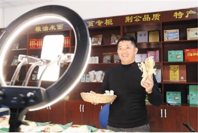2019年11月28日，在江西省抚州市东乡区阿里村淘电商创业园里，王新年在网上直播销售自家产的农产品竹荪。何江华摄（人民视觉）