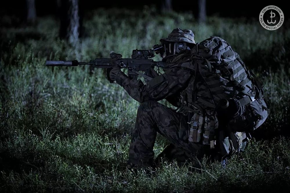 波兰jwk特种部队官方宣传照 配备特殊夜视仪 进行夜间作战训练