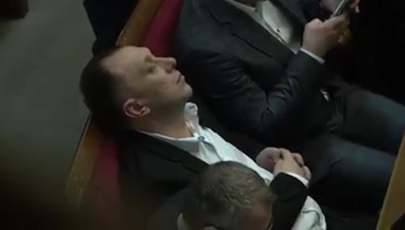 议员瓦西里夫在乌克兰国会上睡觉（图源：俄罗斯PEH电视台）