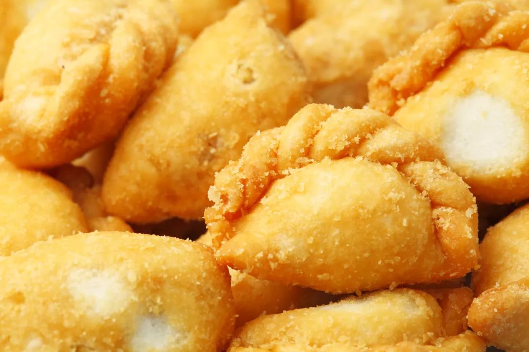 图/图虫创意用糯米粉,芝麻,花生碎等粮食炸出的煎堆,表皮香脆,内心软