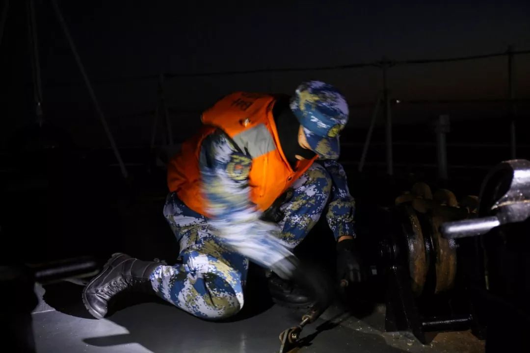 一令一动,一板一眼迅速,高效,精准怎么形容这群战士都不为过收工,回舱