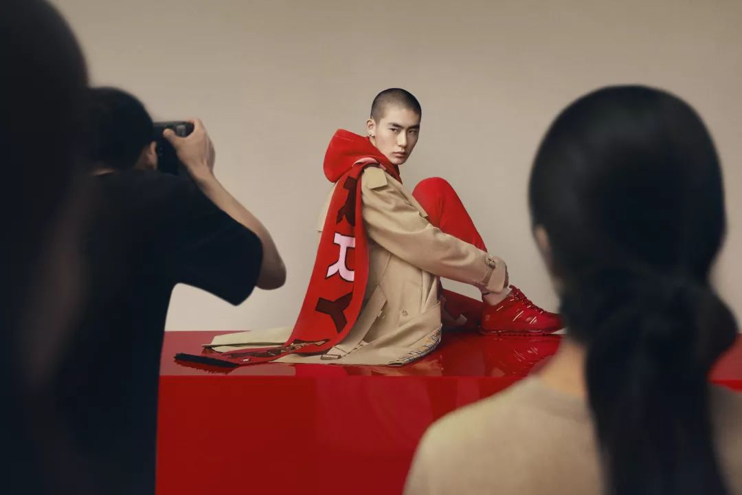 梁继出镜,并别出心裁地找来了摄影师张家诚(leslie zhang)掌镜拍摄,a