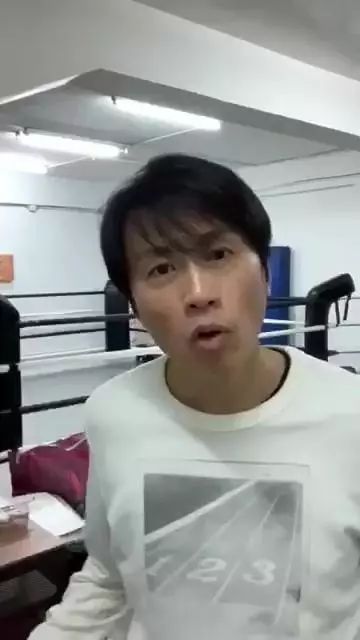 实在是不够钱,在17年前他第一次执导的电影《一蚊鸡保镖》的时候,当时