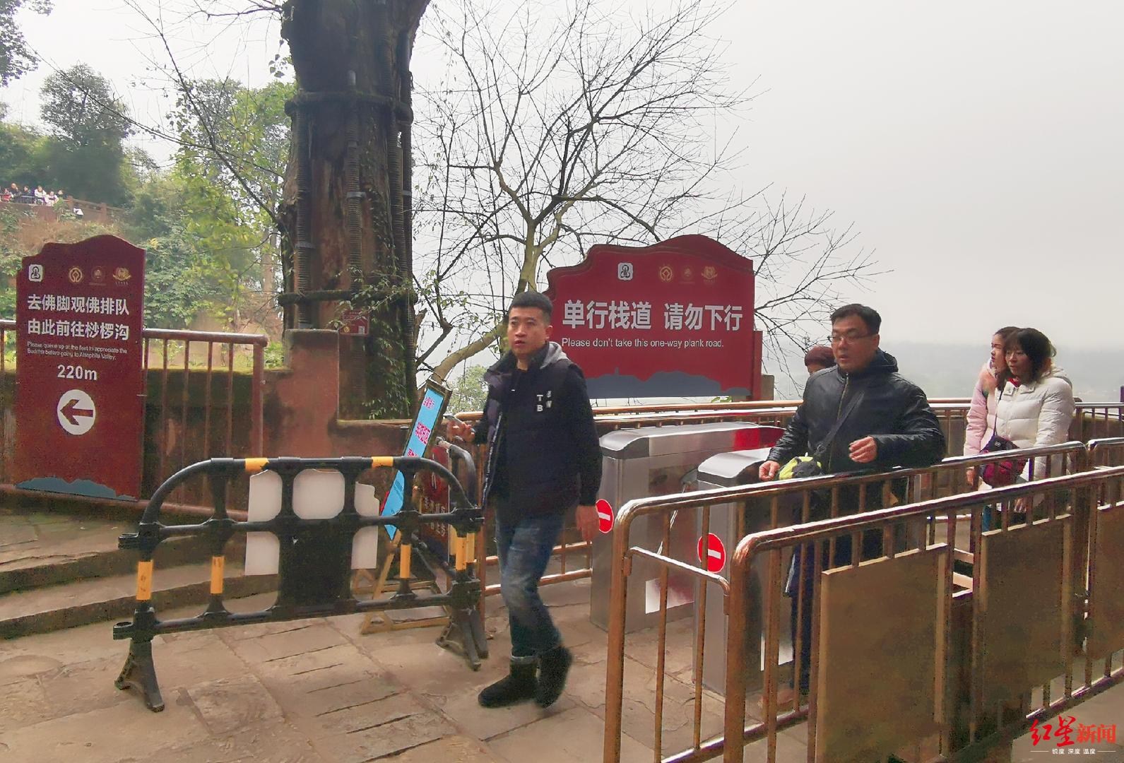 红星新闻记者在乐山大佛景区佛头平台处看到,曾经用于排队栏杆已经
