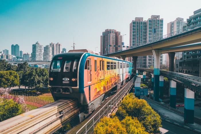 （前三季度十大消费城市中，重庆排名第三，仅次于上海和北京。）