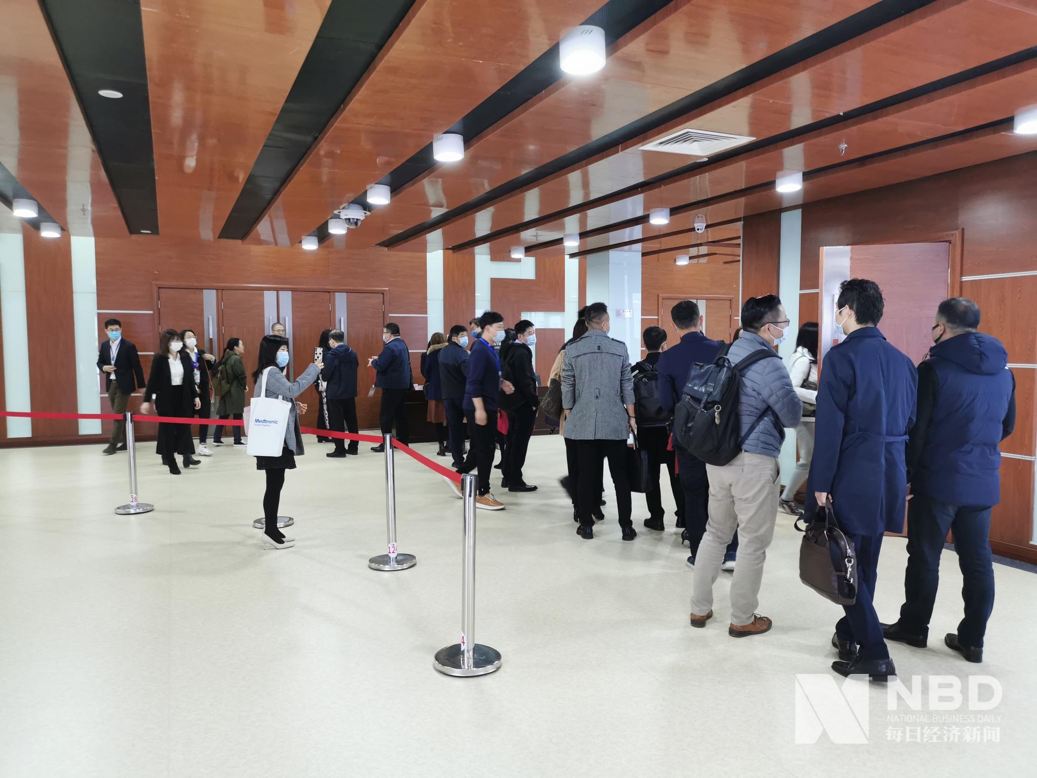 国家组织冠脉支架集中带量采购申报信息公开大会，企业代表入场