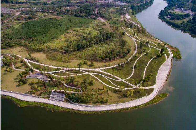 再看一张御临河滨河公园的,桃红柳绿,草长莺飞:御临河滨河公园实拍图